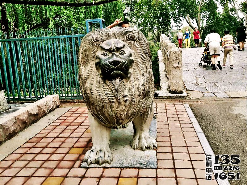 大型戶外街道玻璃鋼創(chuàng)意行走的仿真動(dòng)物獅子雕塑 大型戶外街道玻璃鋼創(chuàng)意行走的仿真動(dòng)物獅子雕塑