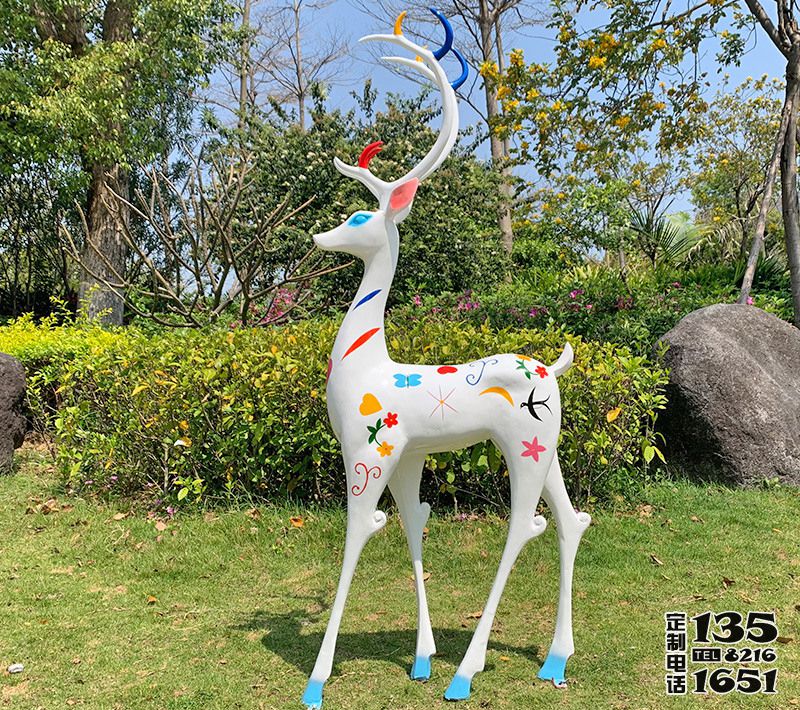 戶(hù)外公園景區(qū)一只行走的公鹿玻璃鋼彩色梅花鹿雕塑 戶(hù)外公園景區(qū)一只行走的公鹿玻璃鋼彩色梅花鹿雕塑