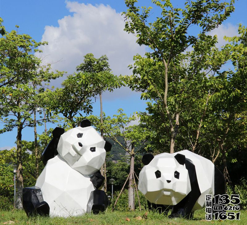 花園廣場(chǎng)擺放幾何創(chuàng)意玻璃鋼卡通熊貓雕塑 花園廣場(chǎng)擺放幾何創(chuàng)意玻璃鋼卡通熊貓雕塑
