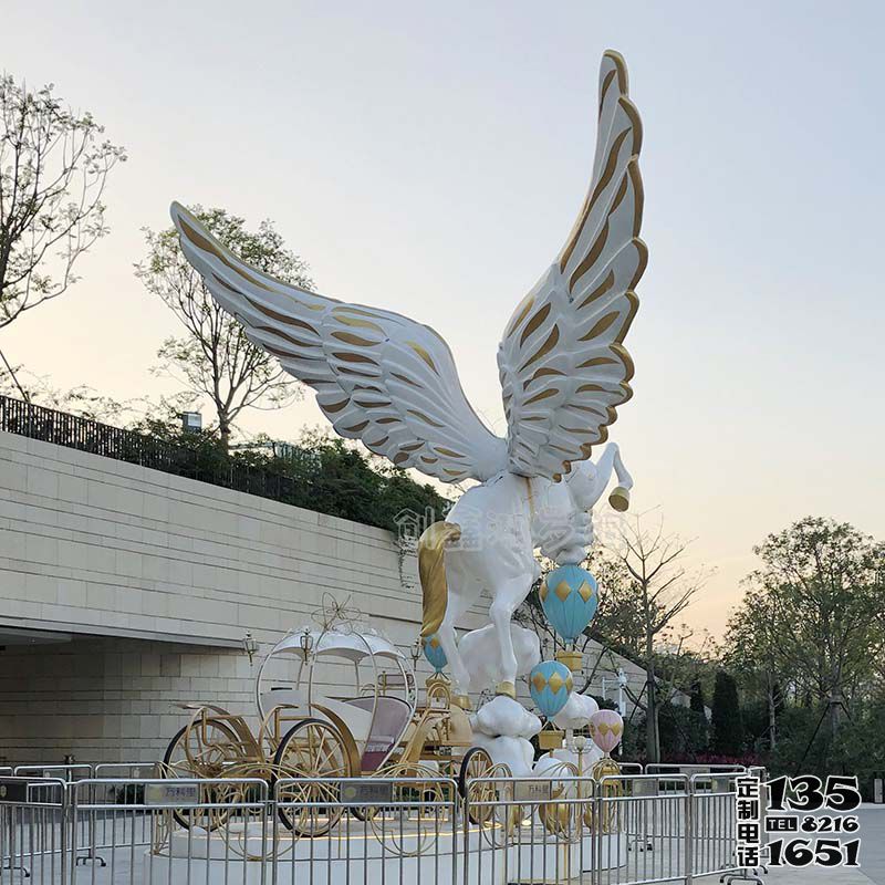游樂場(chǎng)擺放的玻璃鋼彩繪飛馬雕塑 游樂場(chǎng)擺放的玻璃鋼彩繪飛馬雕塑