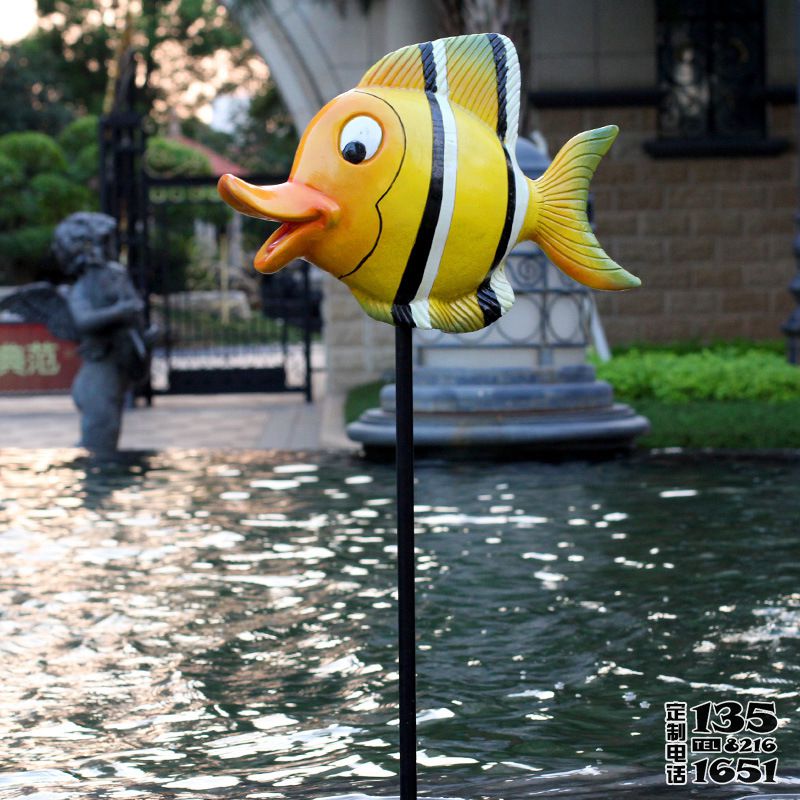 噴泉中一只玻璃鋼卡通彩繪長(zhǎng)嘴魚(yú)雕塑 噴泉中一只玻璃鋼卡通彩繪長(zhǎng)嘴魚(yú)雕塑