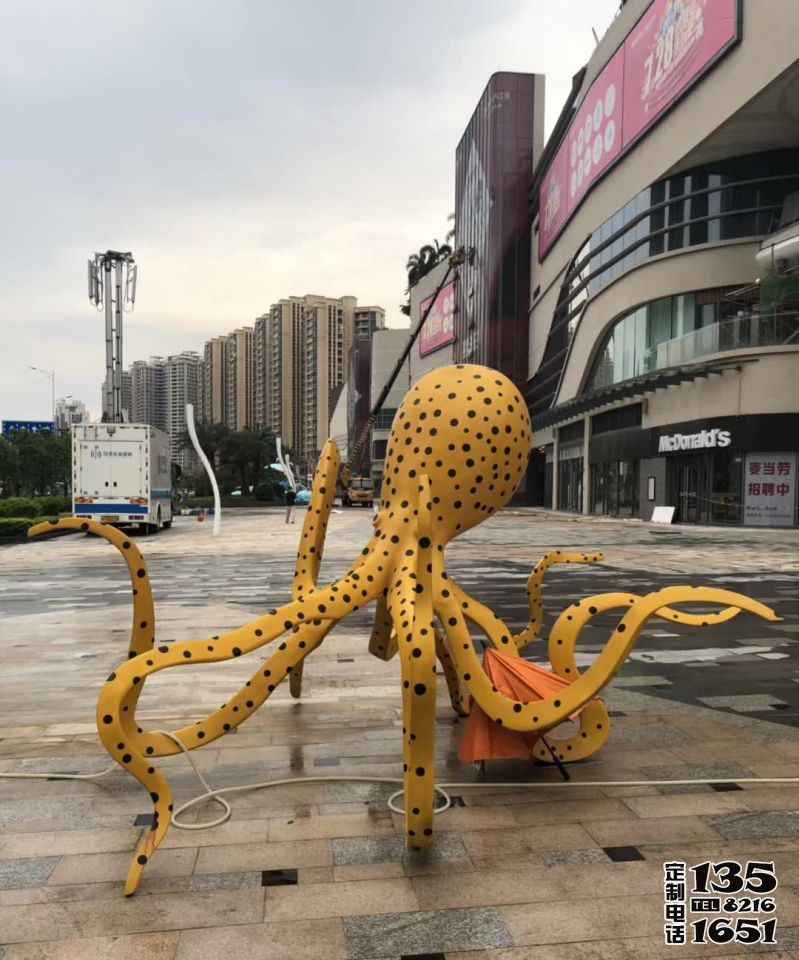 廣場(chǎng)擺放的創(chuàng)意玻璃鋼仿真章魚(yú)雕塑 廣場(chǎng)擺放的創(chuàng)意玻璃鋼仿真章魚(yú)雕塑